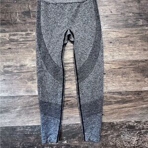 PINK Victoria's Secret Gray Leggings with Stretchy Fabric and Contoured Design